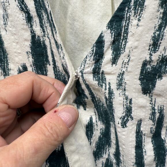 Evereve Shirred Waist w/Tie Wrap Top in the Carson Style Size XL - Picture 5 of 12